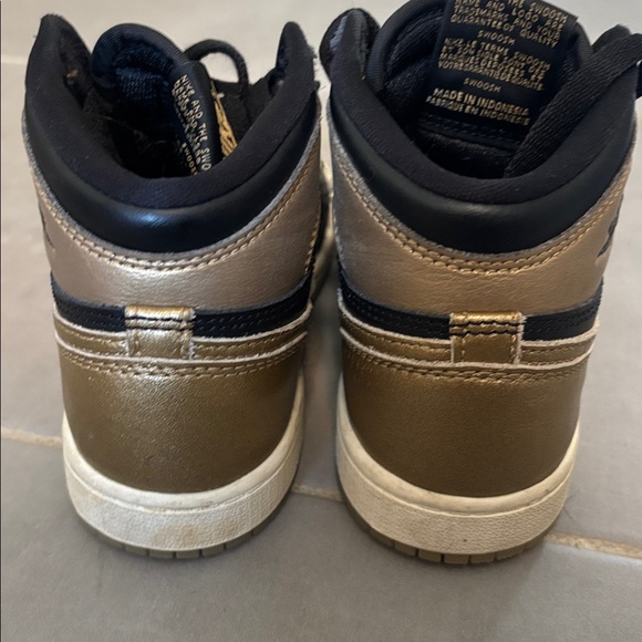 Nike Kids Air Jordan Retro High OG Black and Gold High-Tops - Picture 3 of 4